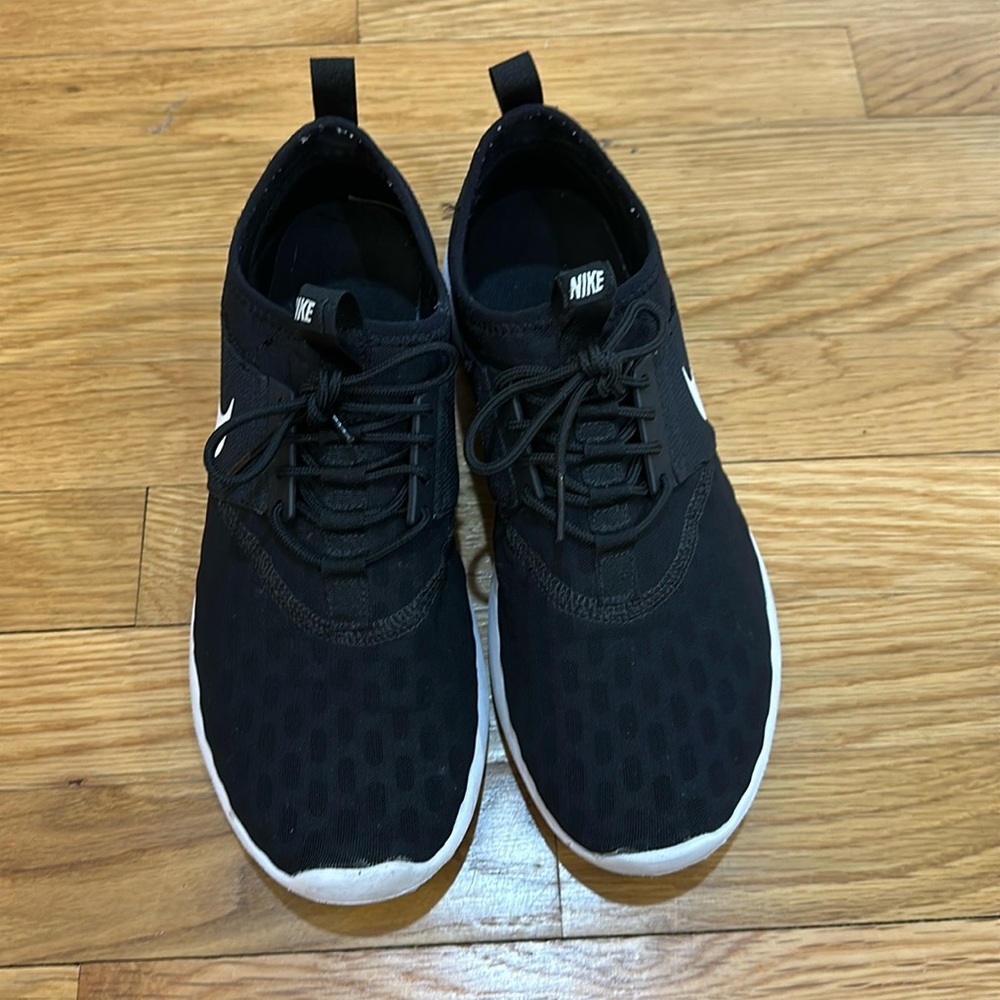 Nike women’s Juvenate sneaker - size 9.5